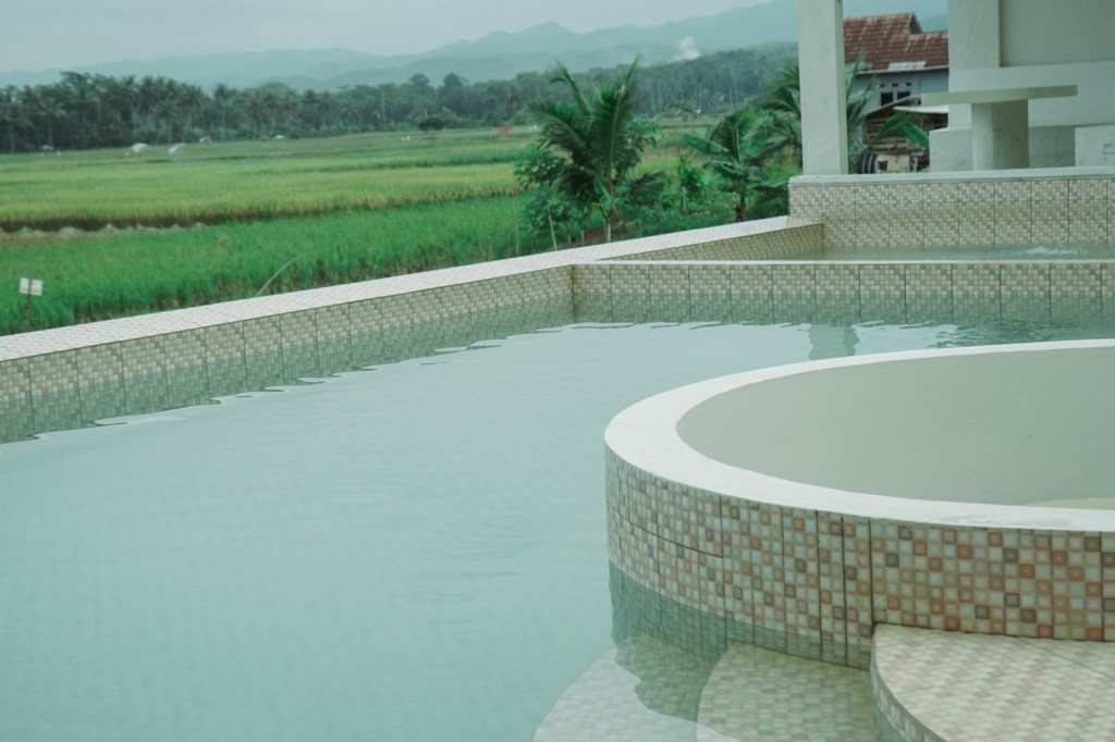 Easy Pool Features That Make Hanging Out Way More&nbsp;Fun