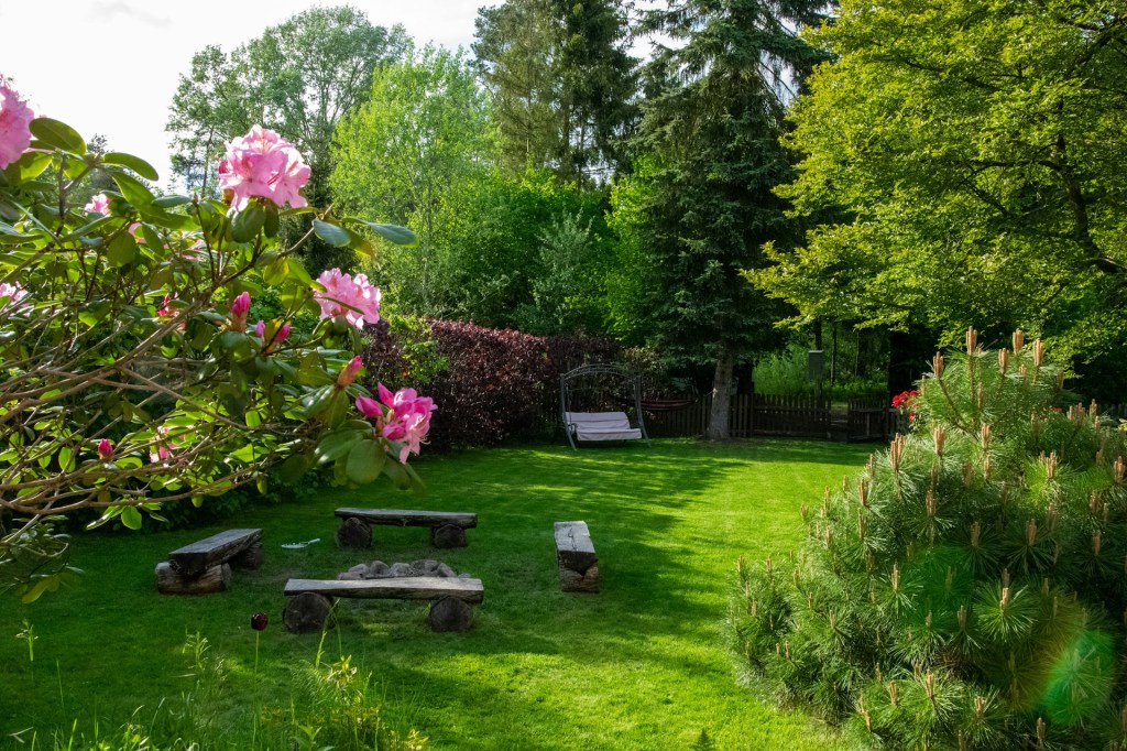 How to Plan a Backyard That Feels Like a Staycation&nbsp;Getaway